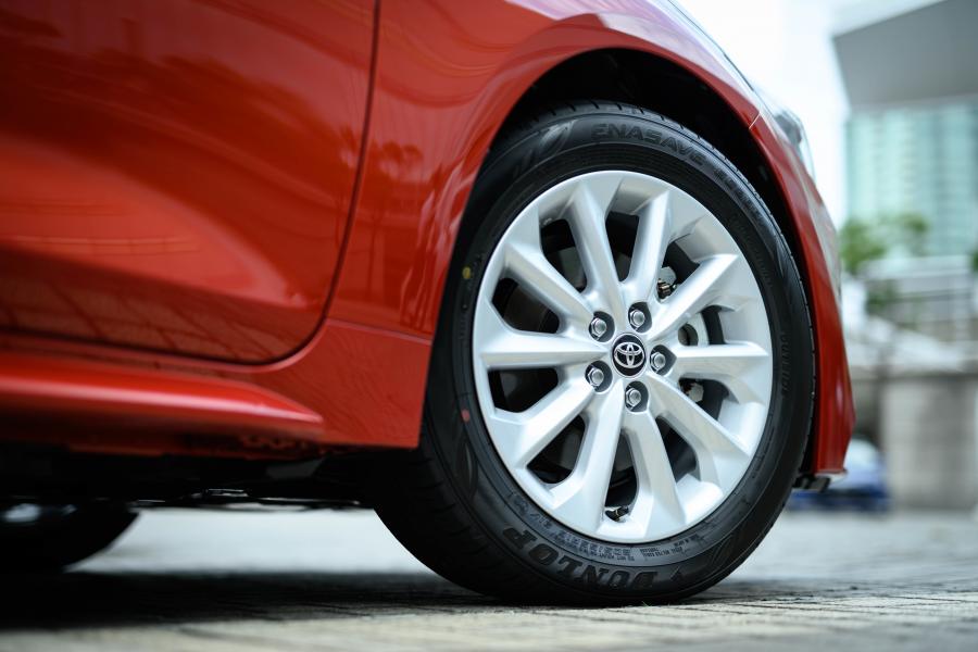 Колеса Toyota Corolla Hybrid G-X 2019 года  (JP) (фото 8 из 12)